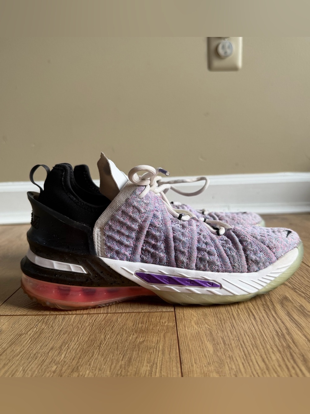 Nike LeBron 18 GS Graffiti Basketball Sneakers Shoes Size 5.5Y CW2700-900